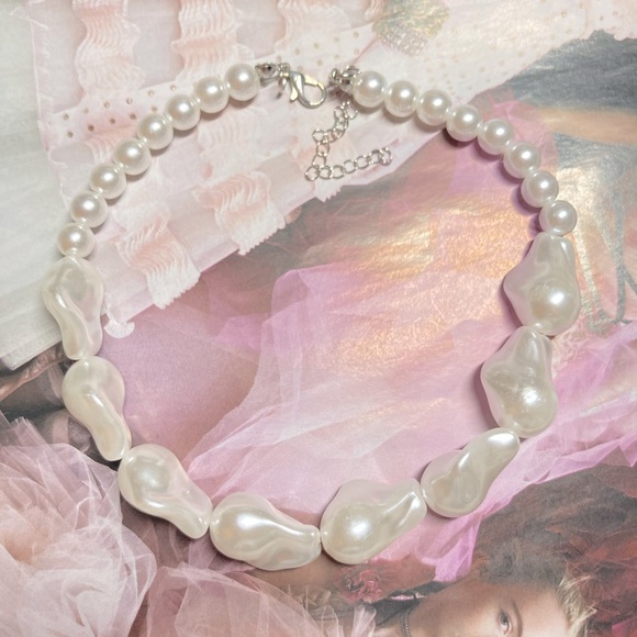 🌟 Big Baroque White Simulated Chocker Necklace - Picture 7 of 7